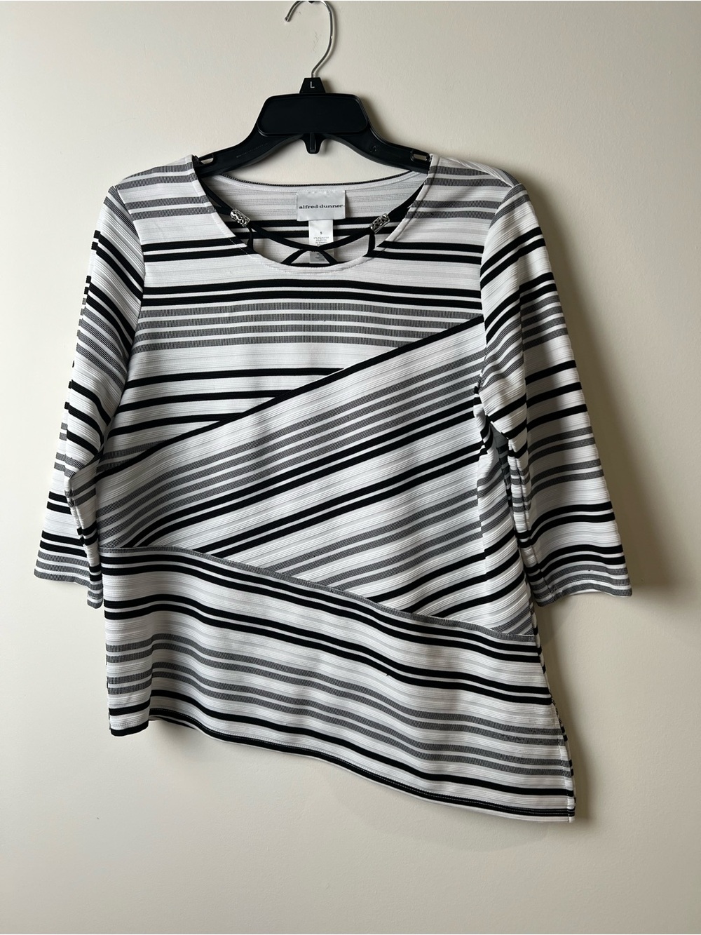 Alfred Dunner women’s 3/4 Sleeve B/W Striped decorative neck S Top
